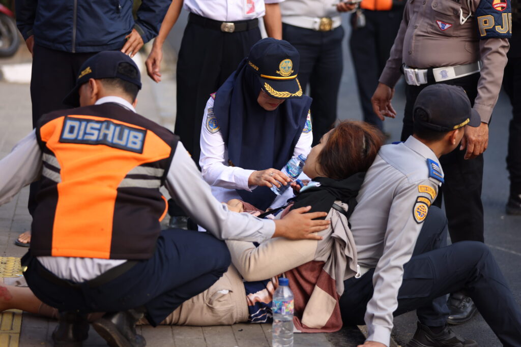 Dishub Bersama Korlantas Bantu Evakuasi Korban Kecelakaan di Jalan MT. Haryono