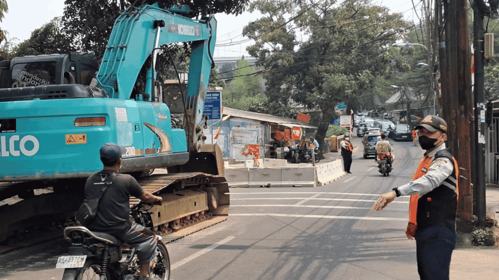 Ada Pekerjaan Infrastruktur yang Berdampak pada Arus Lalu Lintas, Sudinhub Jakarta Timur Siagakan Petugas